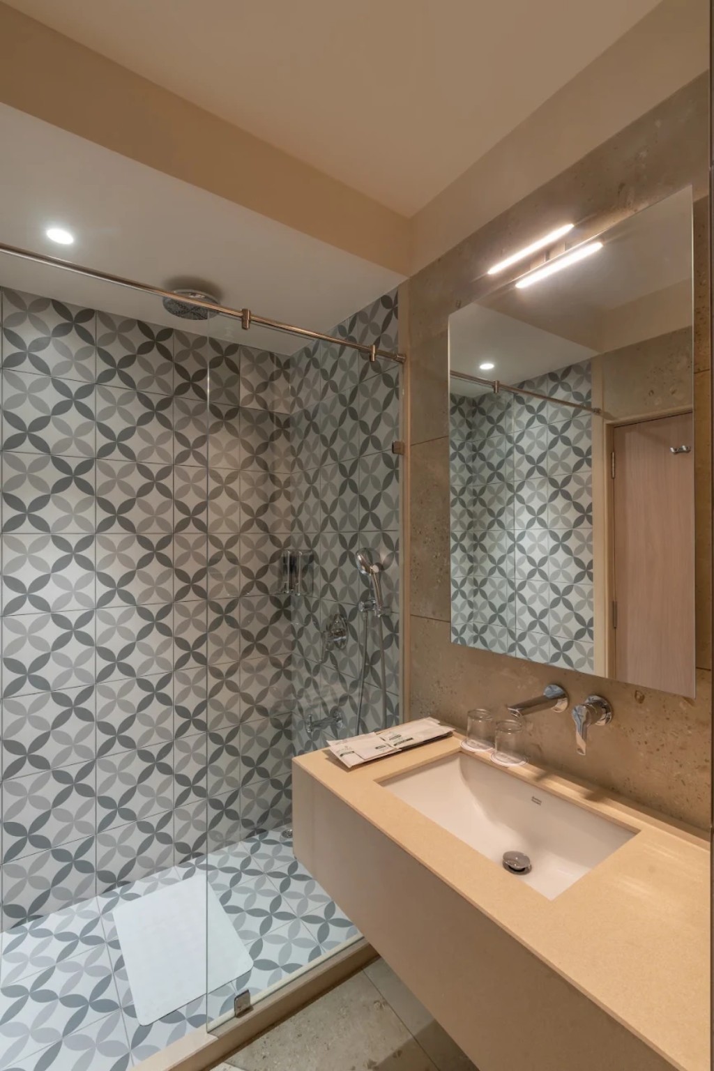 Clarks Inn contemporary bathroom